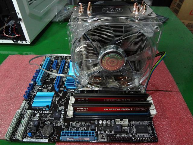 jelaskan fungsi dari motherboard